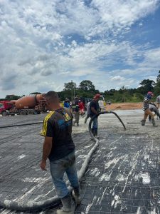 Bombeamento de concreto em estrutura alta com bomba lança em operação