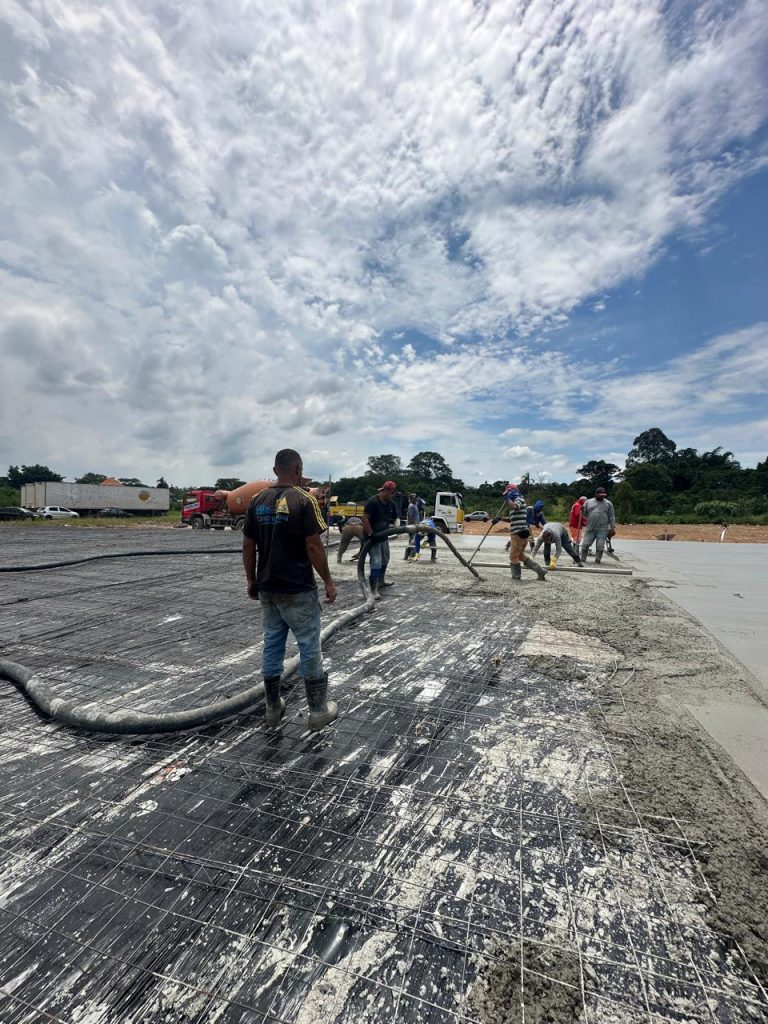 bombeamento de concreto em estruturas altas concretagem com bomba automotiva bomba de concreto operando em fundação profunda obra com bombeamento rápido de concreto lançamento de concreto com precisão