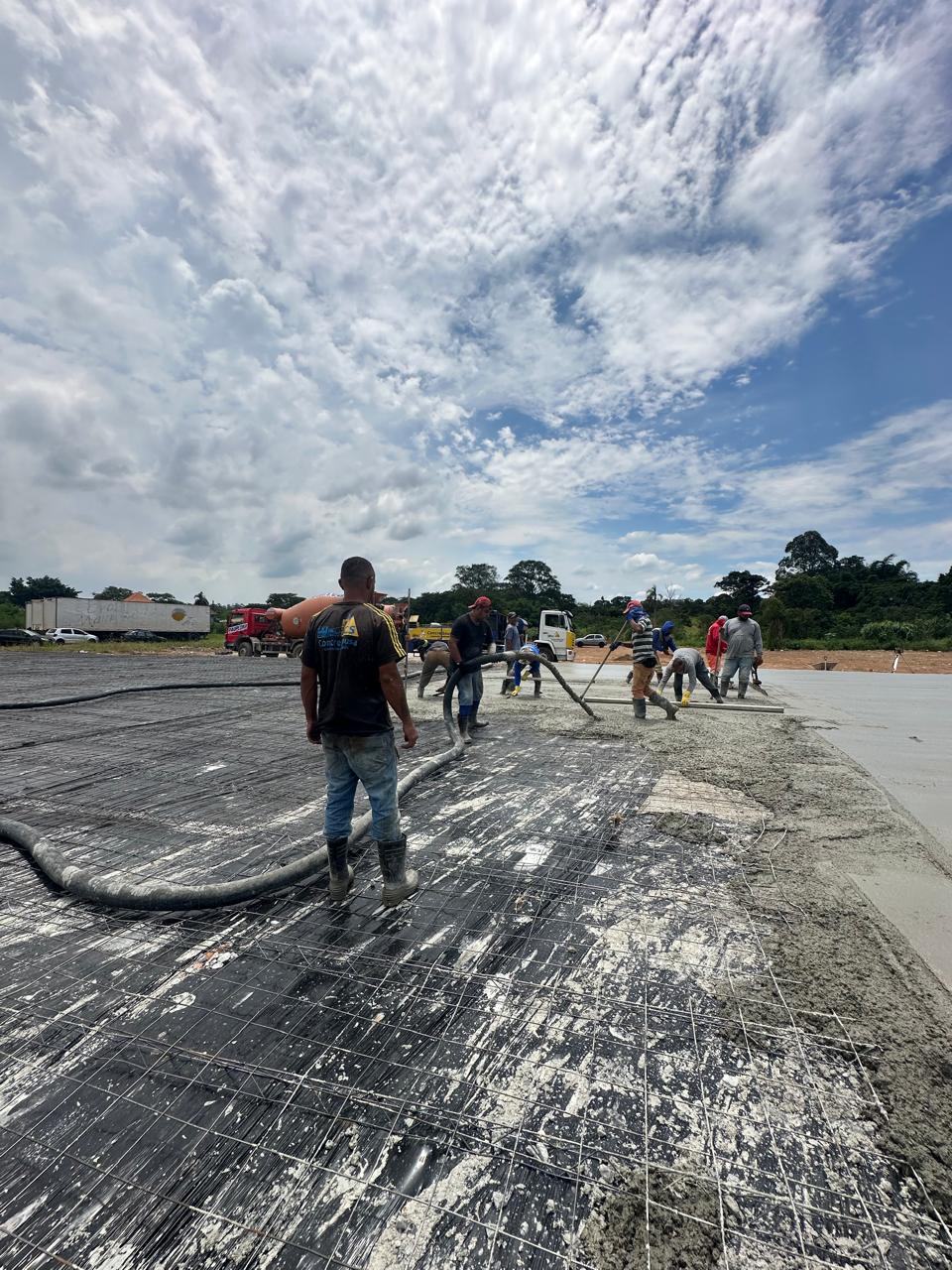 bombeamento de concreto em estruturas altas concretagem com bomba automotiva bomba de concreto operando em fundação profunda obra com bombeamento rápido de concreto lançamento de concreto com precisão